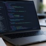 Investigadores encuentran claves API expuestas en repositorios públicos de estudios médicos que utilizan modelos de inteligencia artificial 3 Espacio de trabajo con codigo y cafe