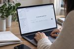 Mujer trabajando con ChatGPT en casa