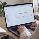 Mujer trabajando con ChatGPT en casa